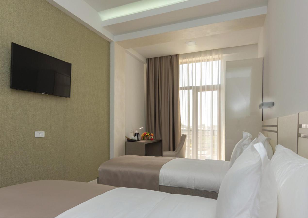 Dave Hotel Yerevan Bagian luar foto