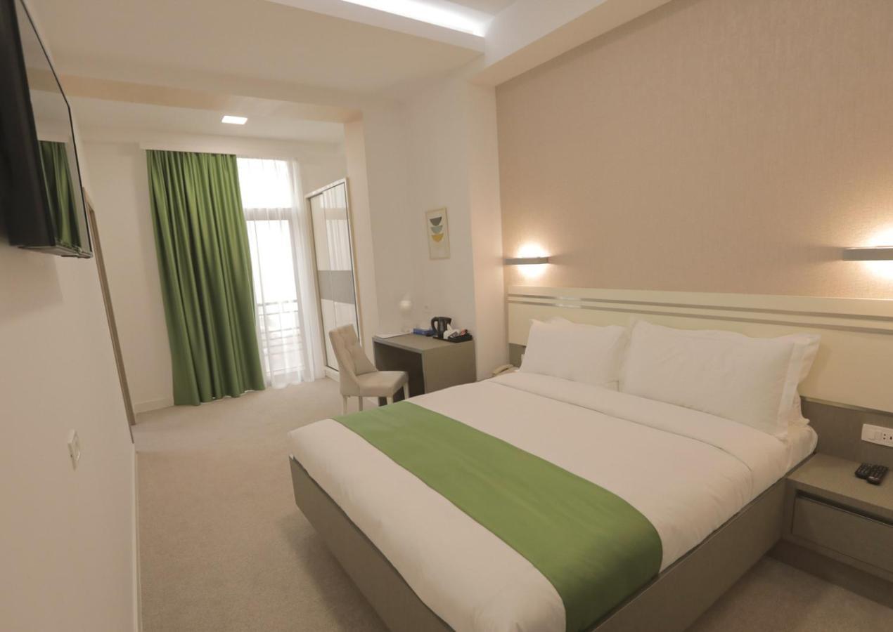 Dave Hotel Yerevan Bagian luar foto